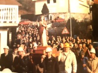 144-Festa di Santa Barbara a San Gregorio, che fu ravvivata nel 1992 dalla realizzazione del viale delle Lampade spente, in onore dei tanti minatori di questo paese..jpg