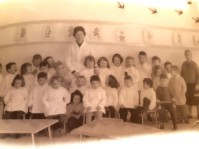 16-Dal 1958 al 1972 l'asilo fu ospitato in 2 aule della scuola elementare. questa foto del 1964 Lucia Manfroi, la Lisetta e il gruppo dei bambini..jpg
