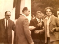 23-Aldo Vieceli e Giulio Gazzi alla festa della mamma dell'asilo, i bambini comparvero in scena irrompendo da un gigantesco cuore..jpg