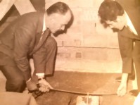 26-Prima dell'inaugurazione, l'amministrazione dell'asilo celebrò la posa della prima pietra nel Settembre del 1969, a xx Aldo Vieceli..jpg