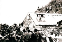 46- La festa proseguiva nella casera Ere per il pranzo a cui seguivano canti di montagna e giochi, chi non ricorda il famoso tiro alla fune..jpg