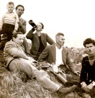 47-Alle pendici del Piz, in basso da sn Giulio sardina, Nani Benelo, Gabriele De Bastiani, in alto Tilio e Costantino mas anno 1958.jpg