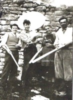 50-Romano Cassol. Giuseppe Cassol(Bepi de Carlo), la Lisa de Nane e Giulio Tonet che si preparano a fare la polenta e luganega sulle ERE, anno 1958..jpg
