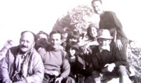 52-Gita sul Monte Piz con Aldo Vieceli in primo piano a sinistra, sullo sfondo il monte Pizzocco, anno 1959..JPG