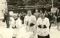 56--Don Candido Argenta, novello sacerdote, con Monsignor Antonio De Lotto e Don Evaristo Viel nell’anno 1953.jpg