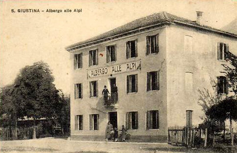 36-santa giustina  -Albergo alle Alpi - davanti alla stazione vecchia costruzione anno 1945.jpg