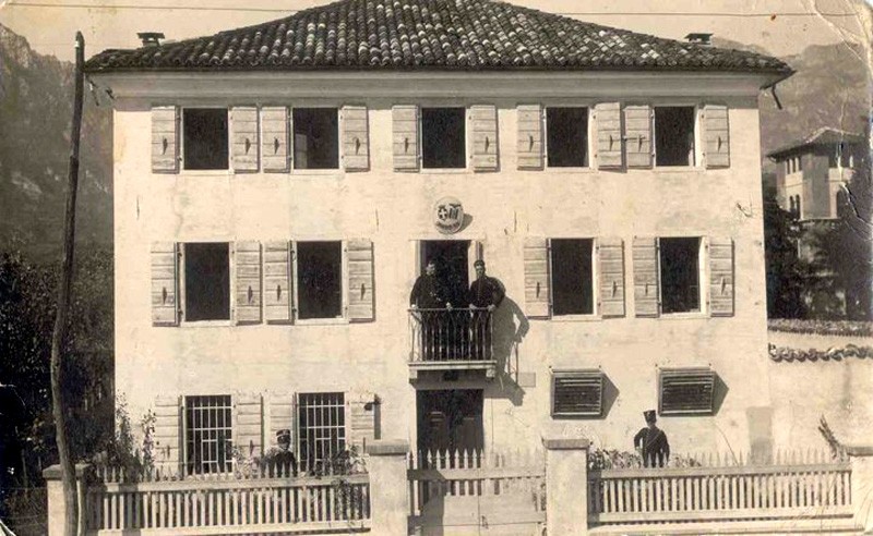 37-Santa Giustina - vecchia caserma carabinieri  anno 1948, ora demolita (fronte asilo - Edificio demolito il 06.02.2013..jpg