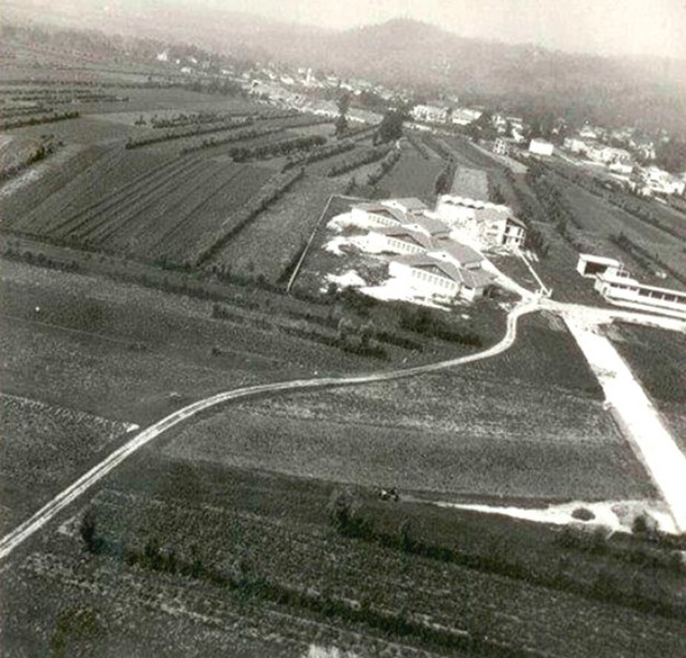 61-Santa Giustina, anno 1961. Le scuole elementari di Santa Giustina appena costruite. Poi il nulla attorno. In quel momento stavano costruendo anche il cavalcavia di Formegan..jpg