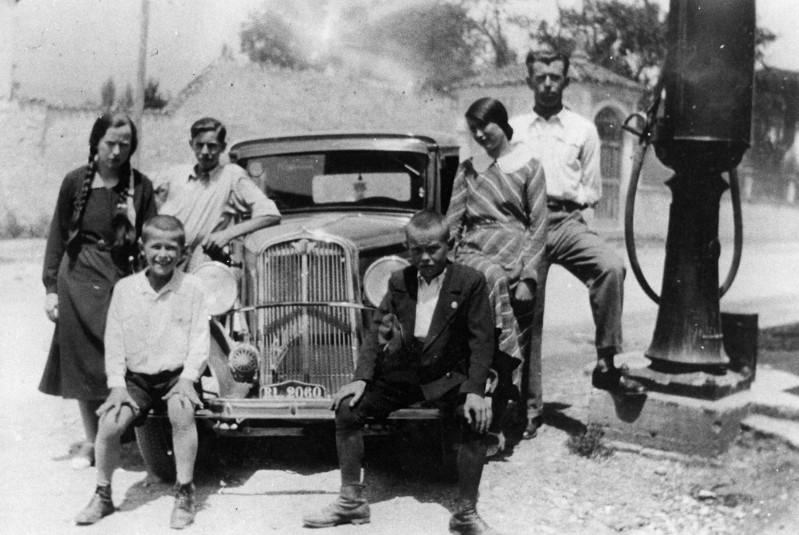 66-Primo distributore di benzina a Formegan. Anni venti..jpg