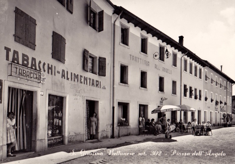 77) al pi bel Canton de Santa Giustina al resta ancora questo Piazza dell'Angelo, Tabacchi Alimentari, Trattoria all'Angelo e in fondo l'edicola de Jio Sabo(na olta)..jpg