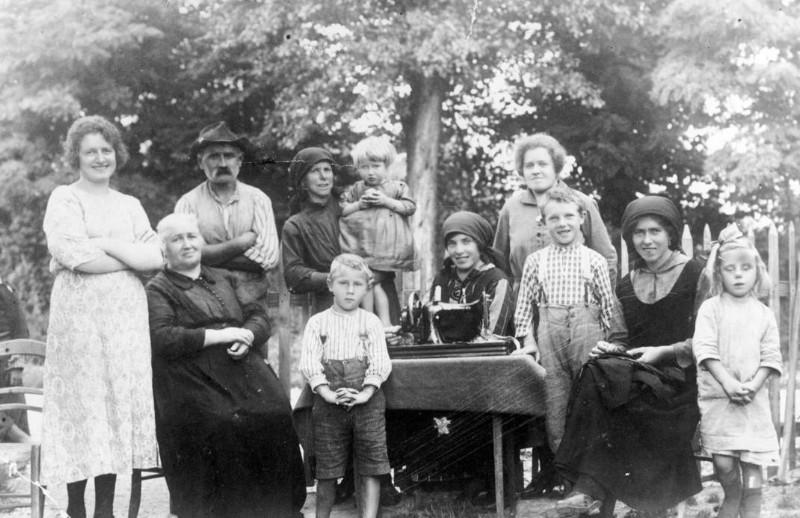 91) Famiglia di Salzan attorno alla macchina da cucire. 1927..jpg