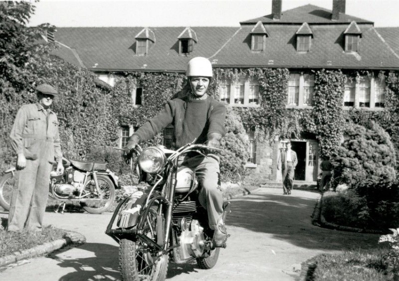 92) Foto d'epoca nel feltrino....Cassol Aurelio da Meano (Santa Giustina), minatore in Belgio con una FM 450. In secondo piano sulla sx una Jawa 250 cc..jpg