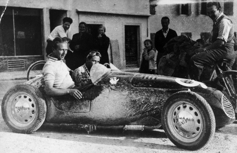 93) Passaggio di una gara automobilistica a Santa Giustina. 1949..jpg