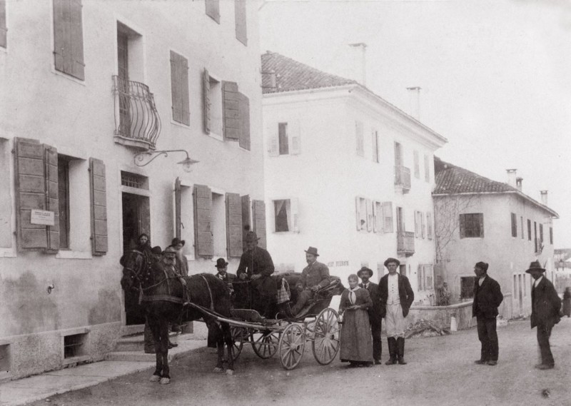 95) Santa Giustina - calesse davanti all’Albergo Muraro. 1915..jpg