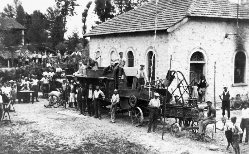 106) Casello di Salzan 1940 -  trebbiatura del grano..jpg