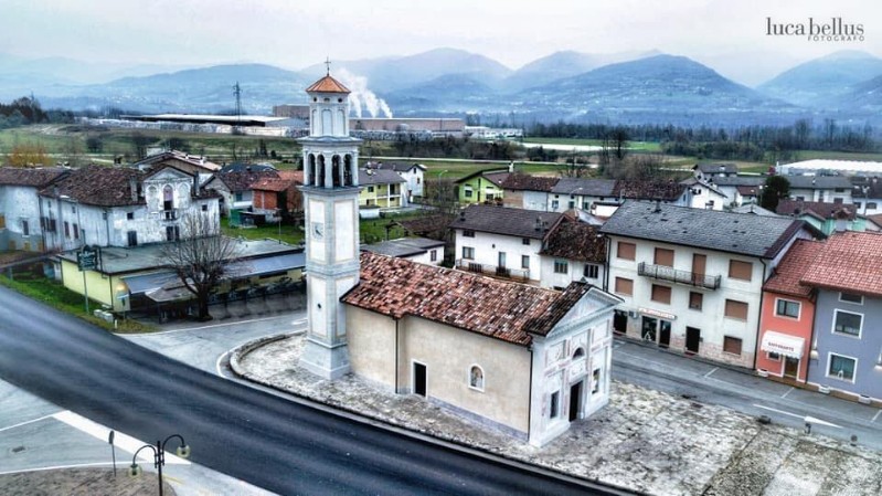 117) La Chiesa di Formegan, dedicata prima a Santa Maria Nascente ed oggi a San Rocco. Già presente nel 1184 poi ristrutturata tra il 1200 e il 1300..jpg