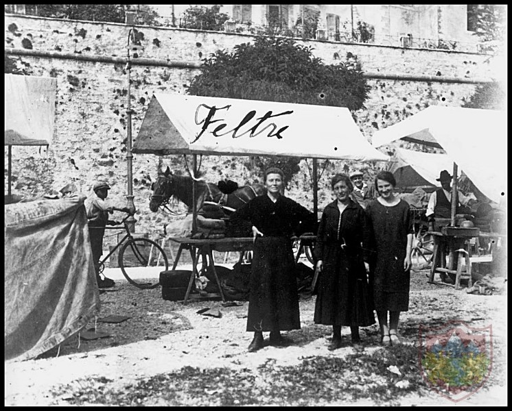 155) Ivano D'Alberto Ambulanti di Santa Giustina al mercato di Feltre a vendere formaggio. 1919..jpg
