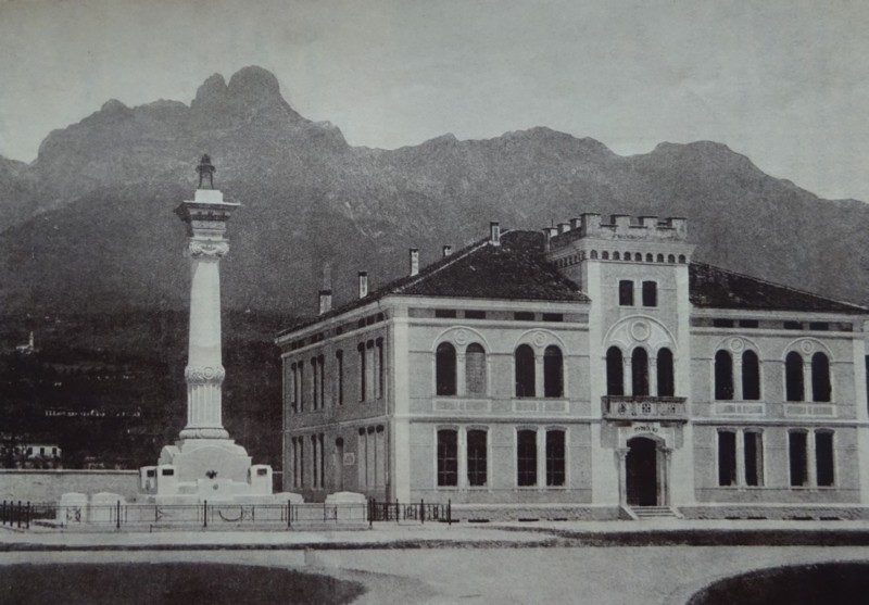 156a) Il Monumento ai Caduti e il Palazzo Municipale di Santa Giustina Bellunese..jpg