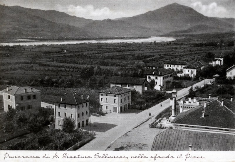160) Santa Giustina - Di fronte al municipio macelleria de Bastani e casa Lise dove c è il Santa caffè.Dietro De Bastiano scendendo per il viale della stazione. Anni 20..jpg