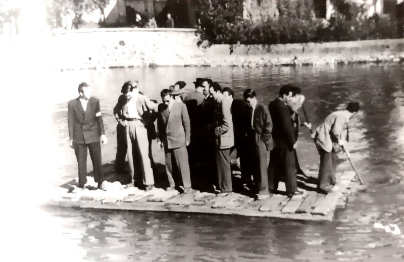 166) Santa Giustina - Zattera sul laghetto artificiale del Veses, anni '50..jpg