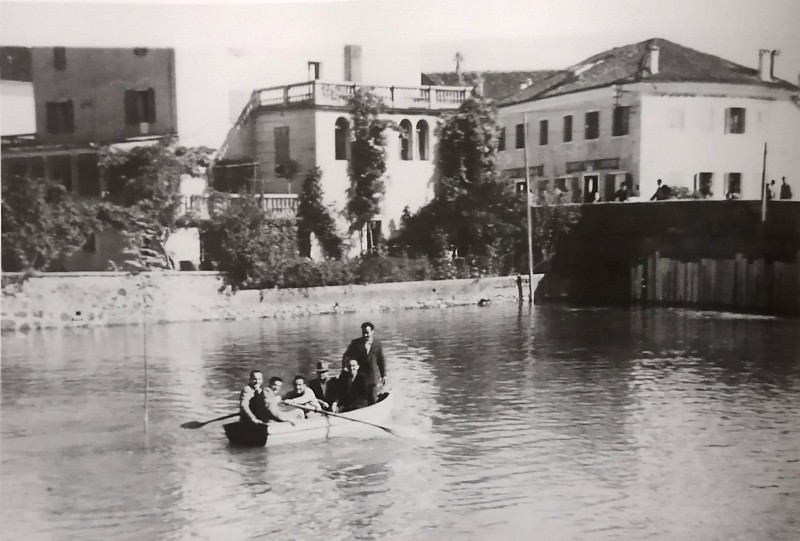 167) Santa Giustina - Giro in barca sullo sbarramento del Veses, anni '50.jpg