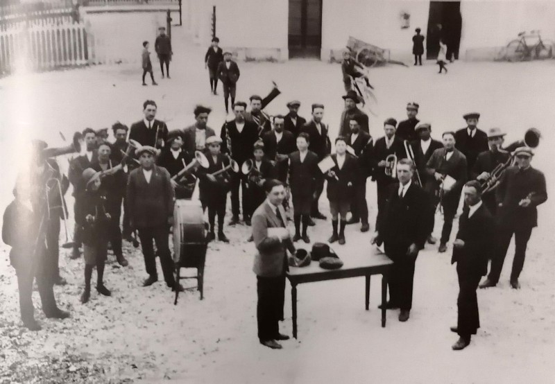 168) Santa Giustina - Banda musicale nel piazale della Stazione, anno 1925.jpg
