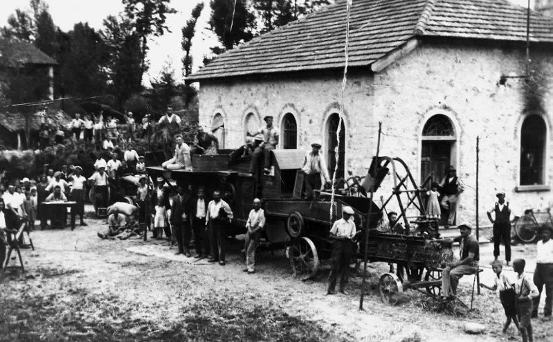 178) Casello di Salzan 1940 - trebbiatura del grano.jpg