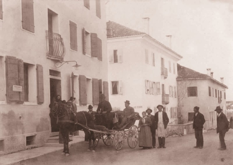 184) Santa Giustina- calesse davanti all’Albergo Muraro.1915.jpg