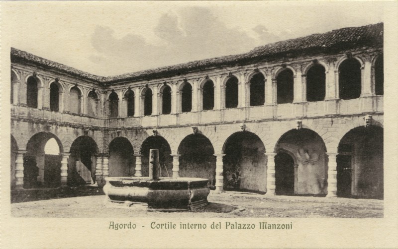 7) Agordo - Cortile interno del Palazzo Manzoni.jpg