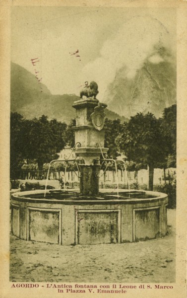 10) AGORDO - L'antica fontana con il leone di S. Marco in Piazza V. Emanuele - anno 1926.jpg