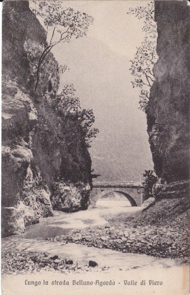 24b) Lungo la strada Belluno-Agordo - Valle di Piero.jpg