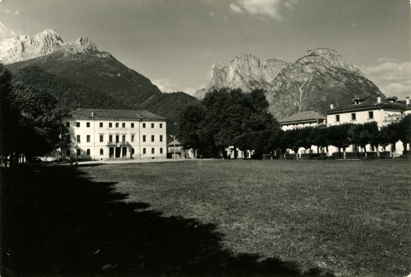 28) Agordo (m. 611) - Il Municipio.jpg