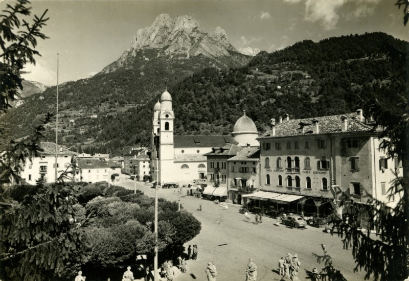 29) Agordo (m. 611) - La piazza col Framont (m. 2293) anno 1962.jpg