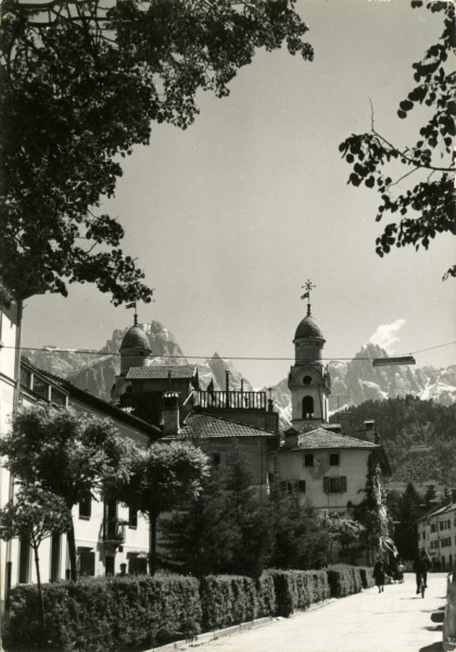 36) Agordo m. 611 (Dolomiti) Via XXVII Aprile con il monte Tamer m. 2546 - anno 1965.jpg