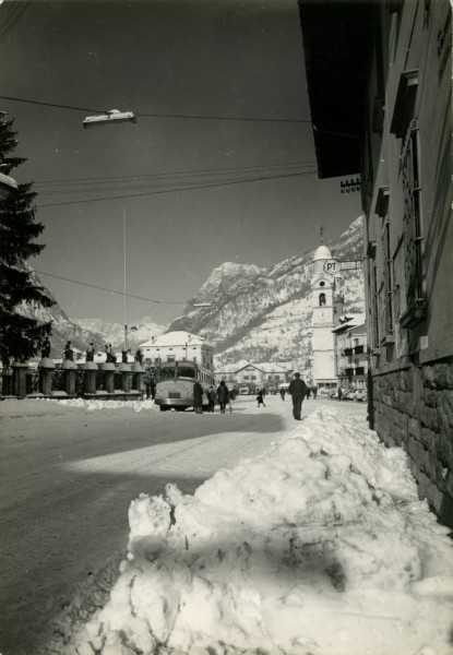 37) Agordo m. 611 s. m. (Dolomiti) - Centro Nello sfondo la Marmolada m. 3342.jpg