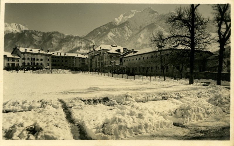 39) Agordo Piazza Grande e monte Cielo.jpg