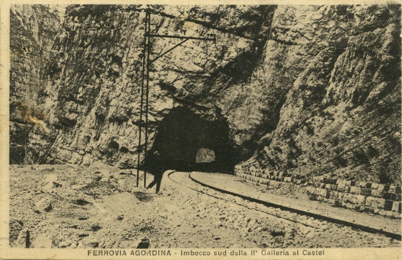 41) Ferrovia agordina - Imbocco sud della 2a galleria ai Castei - anno 1925.jpg