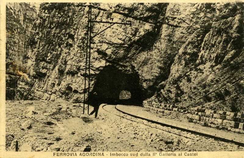 42) FERROVIA AGORDINA - Imbocco sud della 2a Galleria ai Castèi.jpg