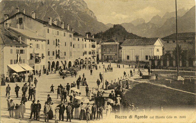 49) Piazza di Agordo col Monte Celo m. 2085 - anno 1915.jpg
