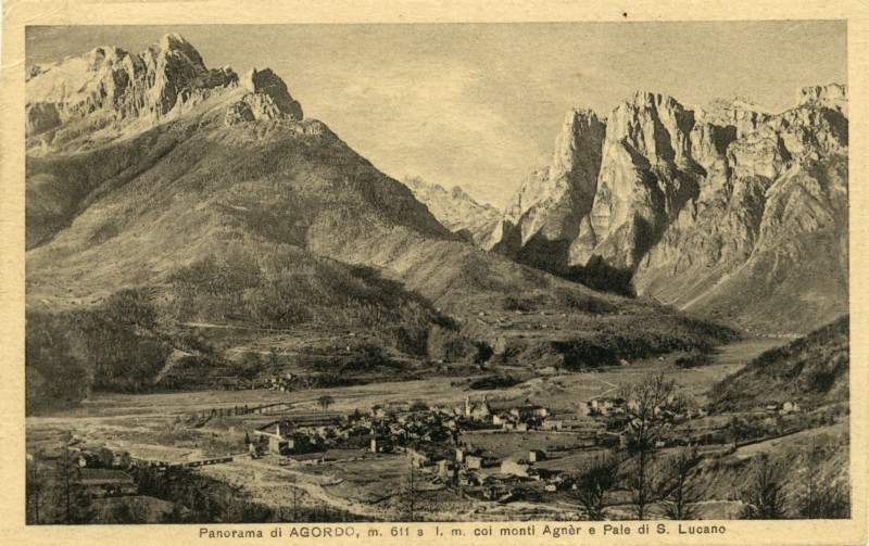 50) Piazza di Agordo col Monte Celo m. 2085 - anno 1937.jpg