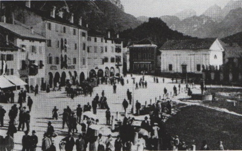 55) Vecchia foto di Agordo con in fondo la demolita chiesa di San Pietro.jpg