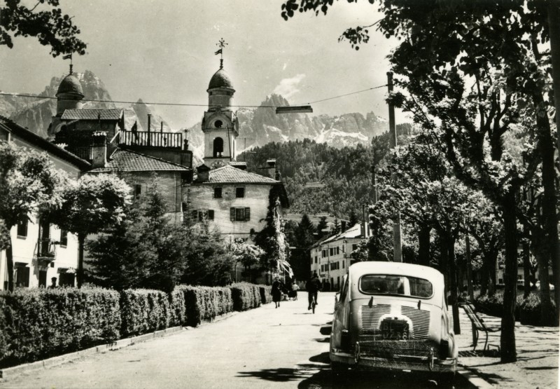 56) Dolomiti Agordo m. 611 Via -XXVII Aprile- con il monte Tamer m. 2546 - anno 1970.jpg
