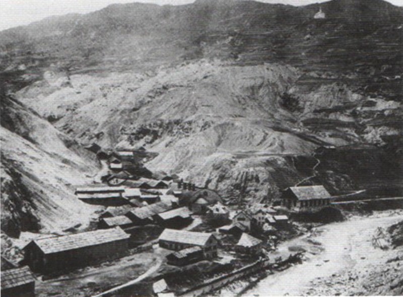 56) gli stabilimenti della miniera di Valle Imperina verso la fine dell'Ottocento.jpg