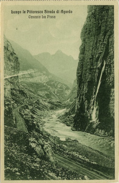 58a) Lungo la pittoresca strada di Agordo - Cascata La Pissa.jpg