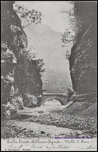 61) La selvaggia Val di Pietro sbocca nel canale del Cordevole nelle vicinanze della Stangata. Un sentiero fra alte ed impervie pareti di roccia conduce alla cascata..jpg