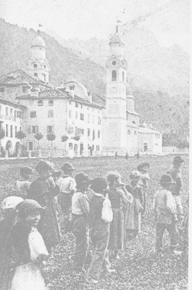 63)  Al Ponte delle Muda s’imbocca la gola dei Castèi, il manufatto, che permette di attraversare il Coredvole, sormontava il torrente con due arcarte di pietra, costruito nel 1965..jpg
