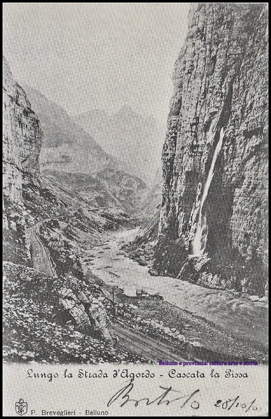 64)  dove la Pisa precipita nel Cordevole col suo velo d’acqua che sgorga da un foro della roccia, la gola dei Castèi si ristringe a tal punto da acconsentire appena il percorso al torrente..jpg