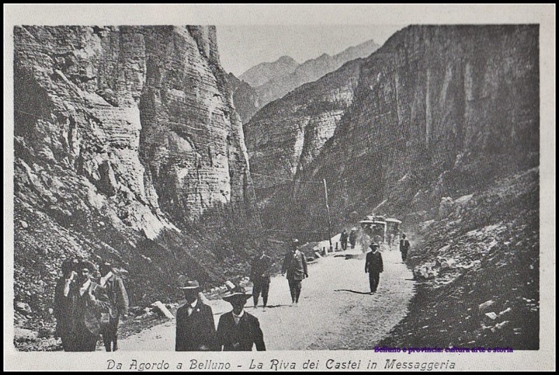66)  Lungo la Riva (alita) dei Castèi, diligenze postali e viandanti percorrono la strada verso Agordo..jpg
