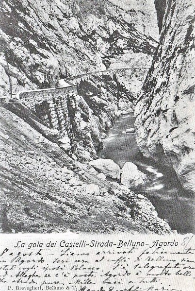 69)  La strada continua verso Agordo dirimpetto al Sass de San Martino. In basso, prima che lo sfruttamento idroelettrico impoverisse i torrenti delle nostre Montagne..jpg