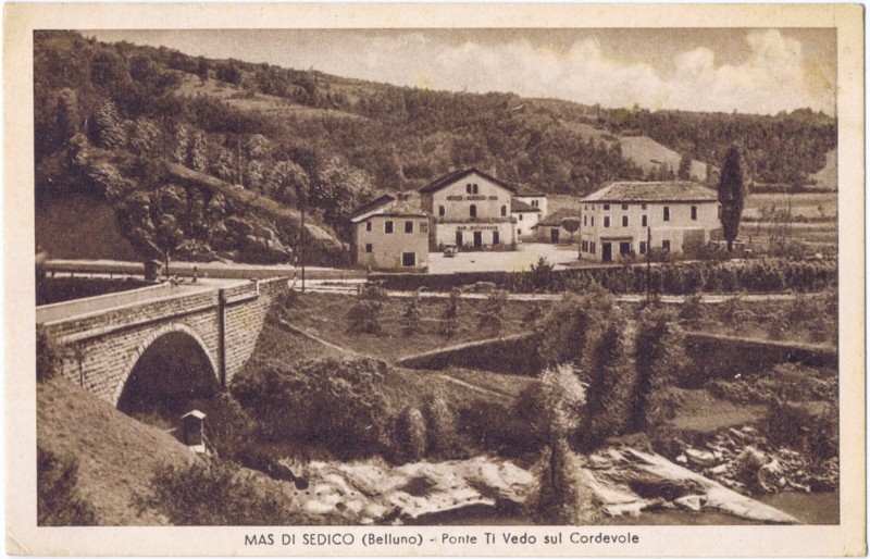 78)  Mas di Sedico, ponte 'Ti Vedo' sul Cordevole. 24 Luglio 1940 - Da notare il casello ferroviario in testa al ponte, a presidio della linea Bribano-Agordo.jpg